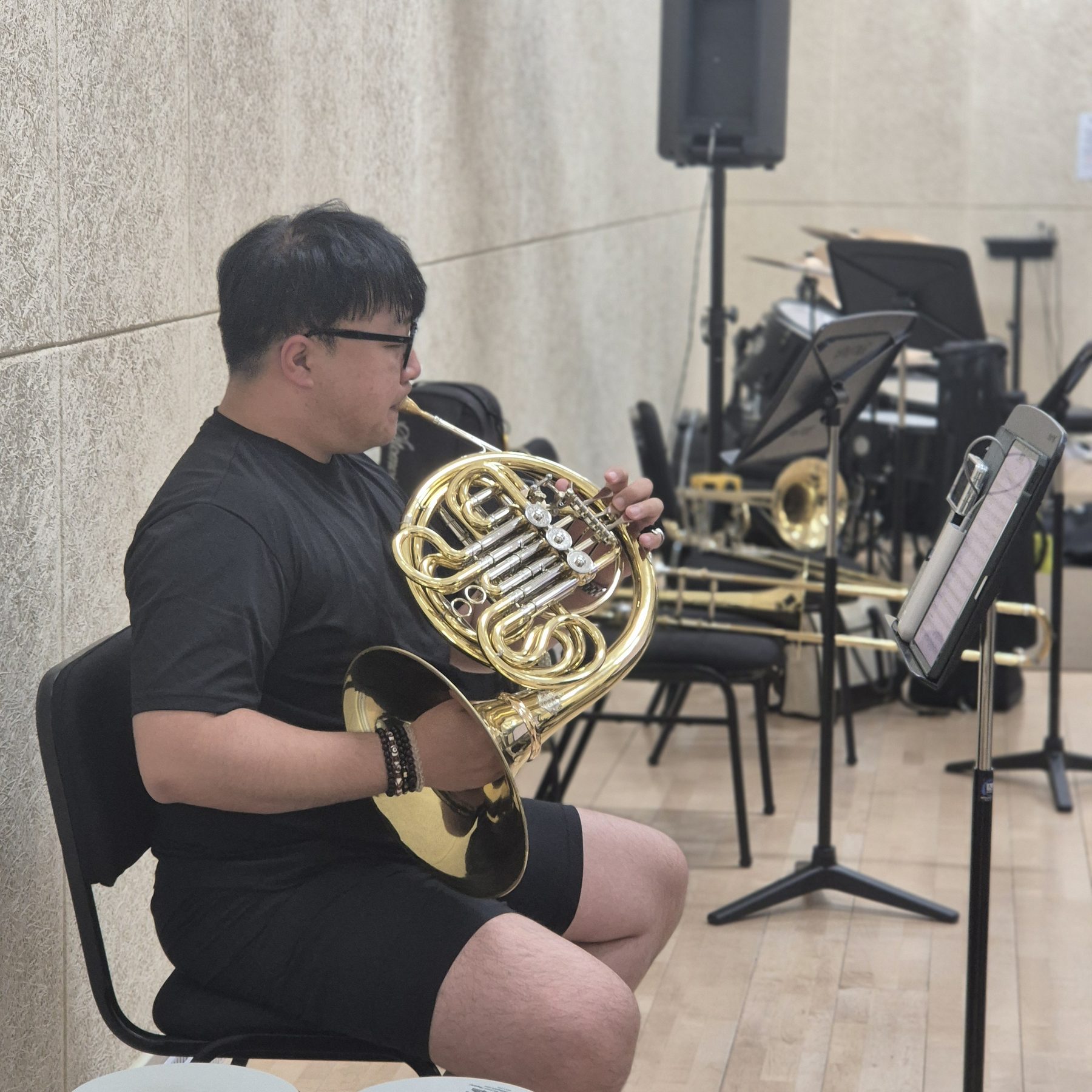 대연습실에서 리허설을 이끄는 지휘자 권오석