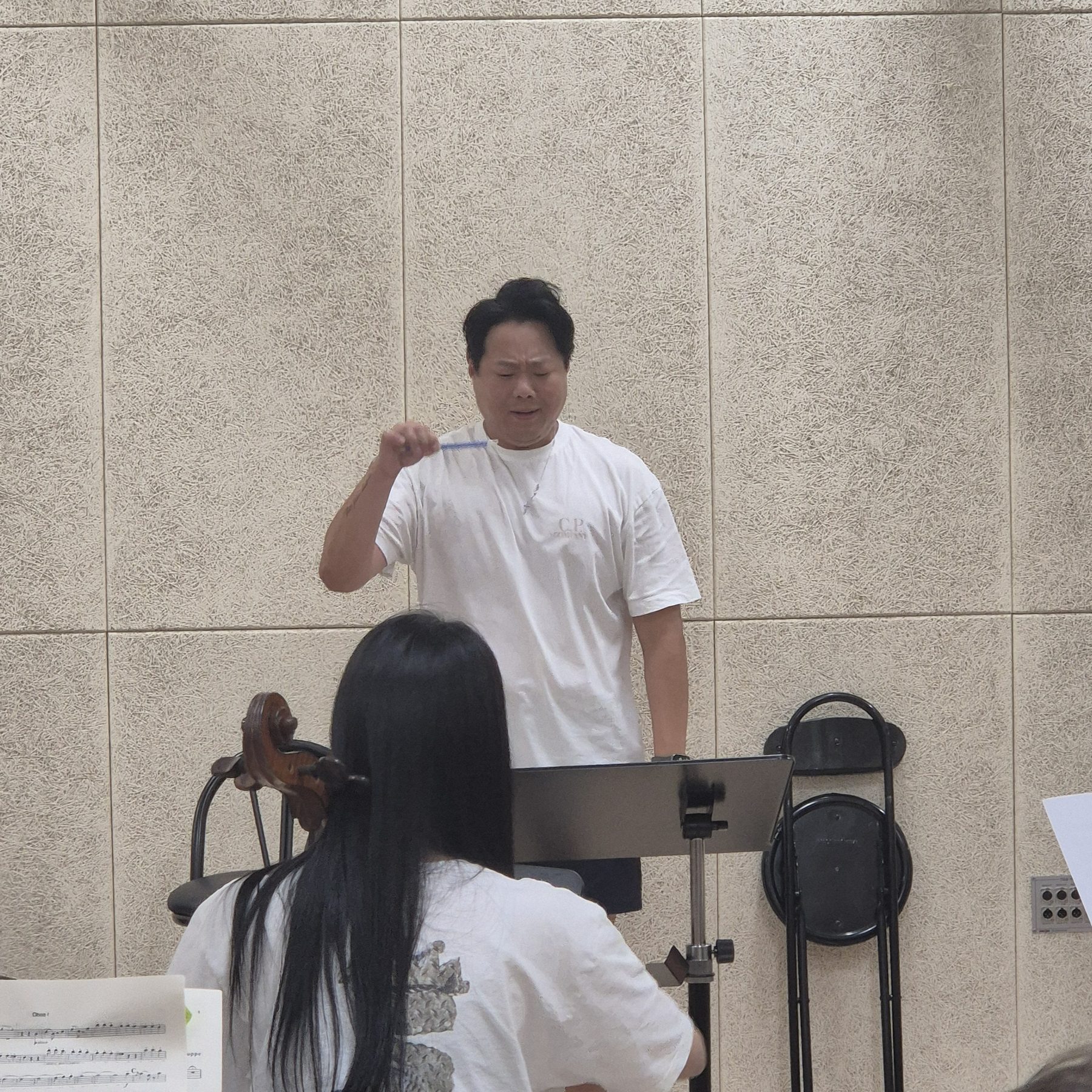 첼로와 비올라 파트 단원들이 호흡을 맞추는 리허설 모습