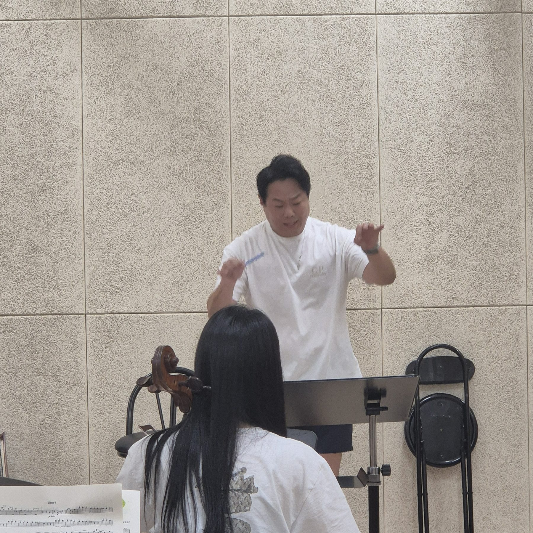 호른을 연주하는 금관 파트 단원의 모습